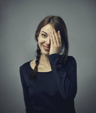 人類積極的情緒和感情。爆頭的可愛的有吸引力的年輕的歐洲的女性的覆蓋物張開嘴用手和關(guān)閉的眼睛