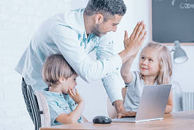 愉快的老师祝贺女孩