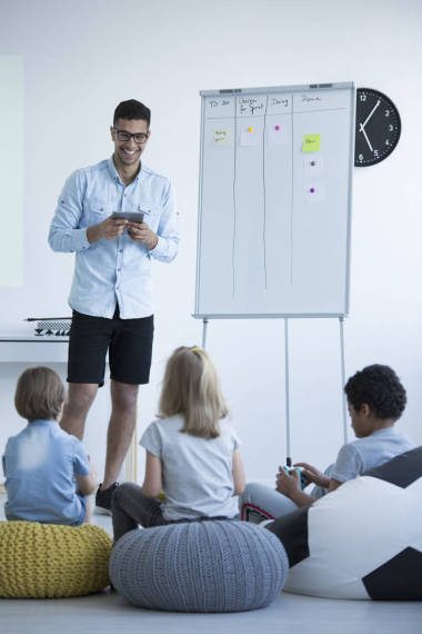 學(xué)生坐在多彩坐墊凳照片