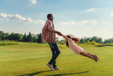 爺爺和孫女一起玩