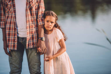 孙女和祖父手牵着手图片