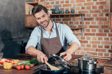 烹飪的年輕人圖片