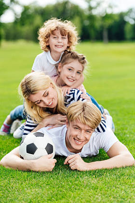 足球在公园的家庭