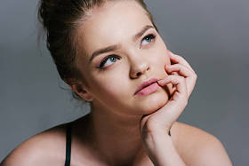 美丽体贴的青少年女孩图片