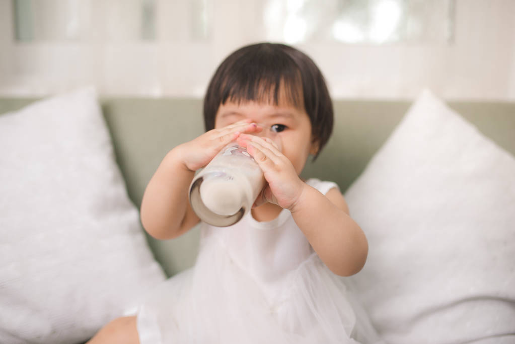 女婴喝牛奶 图片