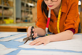 小裁缝切割新服装样品图片