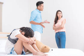 小女孩患有与父的家庭问题争辩