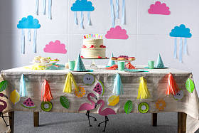 在节日的餐桌上生日蛋糕图片