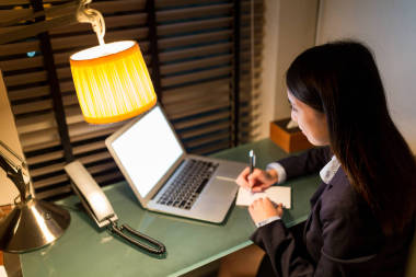 在筆記本計算機上工作的女商人