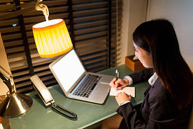 在笔记本计算机上工作的女商人