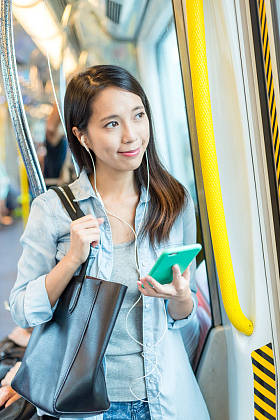 女人听听手机上火车图片