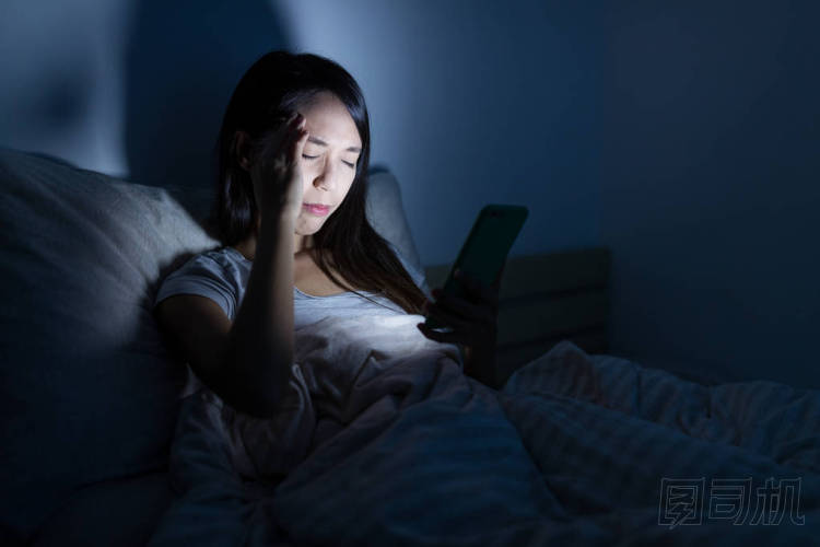 女人感覺眼痛和使用手機(jī)
