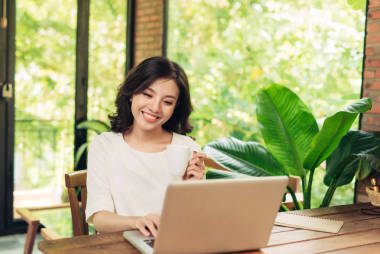 使用筆記本電腦的婦女 圖片