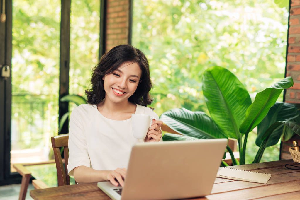 使用笔记本电脑的妇女 图片