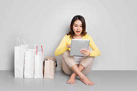 网上购物的女人照片