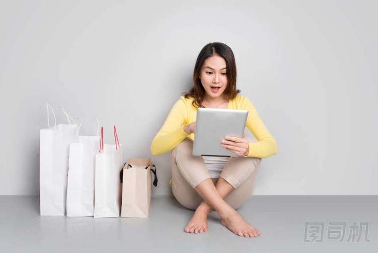 網(wǎng)上購物的女人照片