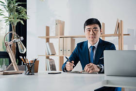严重亚洲商人