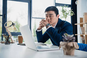 聚焦亚洲的年轻商人图片