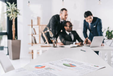 看著電腦屏幕上的商人照片