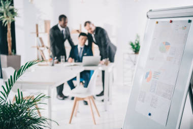 看著電腦屏幕上的商人圖片