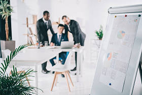 看着电脑屏幕上的商人图片