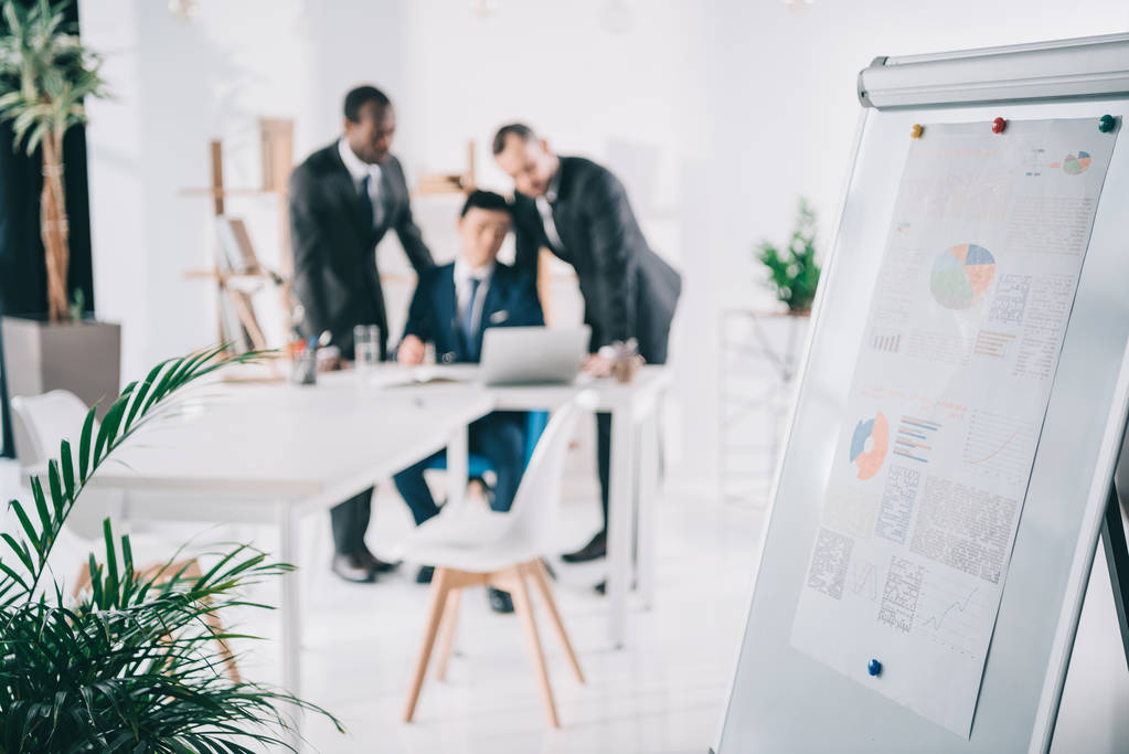 看着电脑屏幕上的商人图片