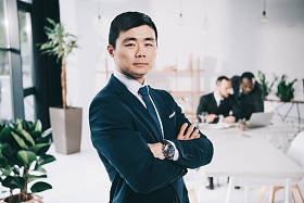 亚洲商人袖手旁