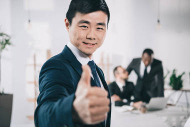 亞洲商人出現(xiàn)拇指圖片