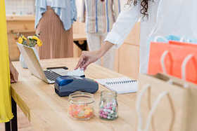 用信用卡支付的女人