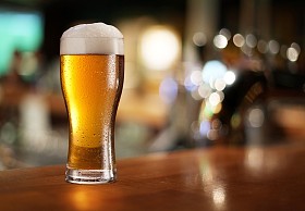 杯光啤酒.图片