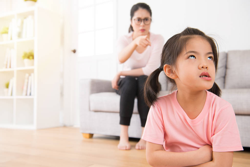 亚洲妈妈坐在沙发上愤怒指向 亚洲妈妈坐在沙发上愤怒指向