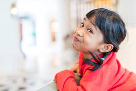 在家里的小女孩图片