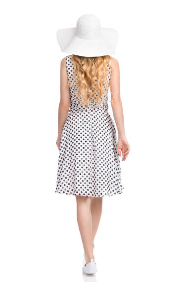 白衣女子競(jìng)走后視點(diǎn)綴禮服、 太陽(yáng)帽和運(yùn)動(dòng)鞋