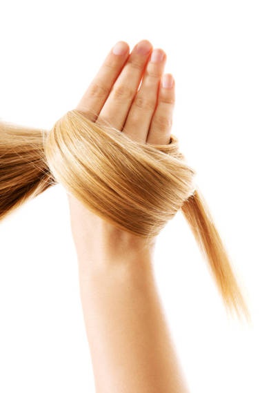 手控股頭發(fā)。孤立對(duì)白色.圖片