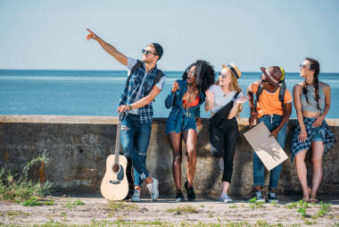 多民族朋友指著不遠處時搭便車