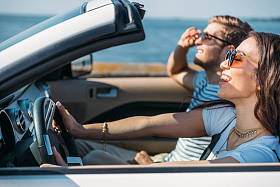 几个骑式双轮车在一起照片