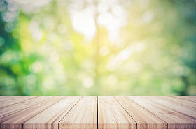 空的木桌上与模糊绿色自然抽象黑色