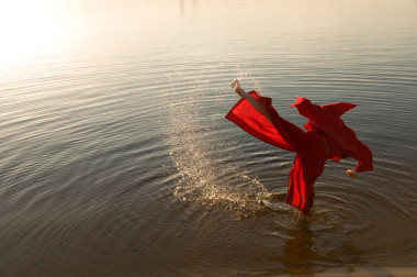 戴着小红帽踢的空手道修士