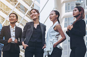 信心十足的商业妇女团队