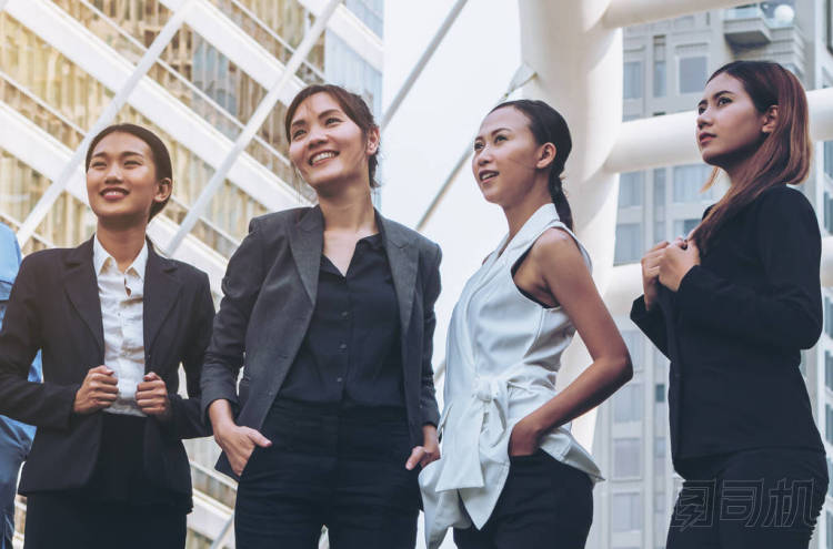 信心十足的商業(yè)婦女團(tuán)隊(duì)