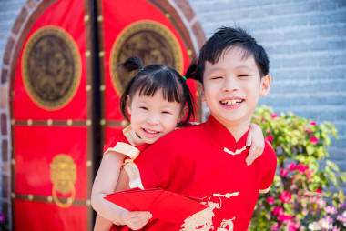 Happysiblings 在中國的傳統(tǒng)服裝，拿著紅包錢