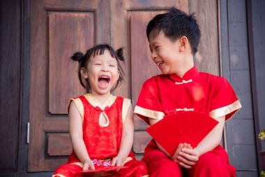 Happysiblings 在中國的傳統(tǒng)服裝，拿著紅包錢