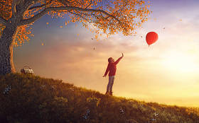 小女孩走在秋天的公园图片