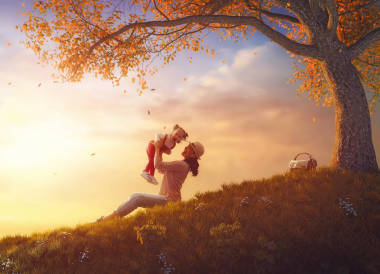 母親和孩子在戶(hù)外玩