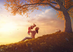 母亲和孩子在户外玩