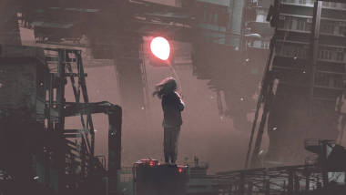 女人拿著發(fā)光的氣球，在未來(lái)的城