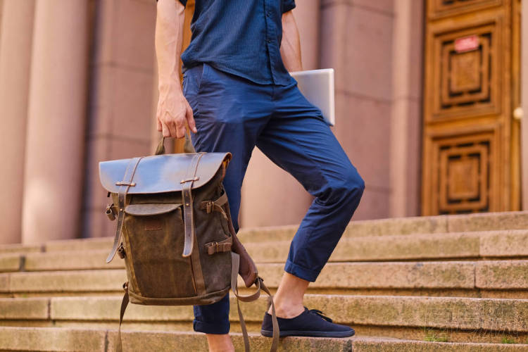 男人握皮革背包