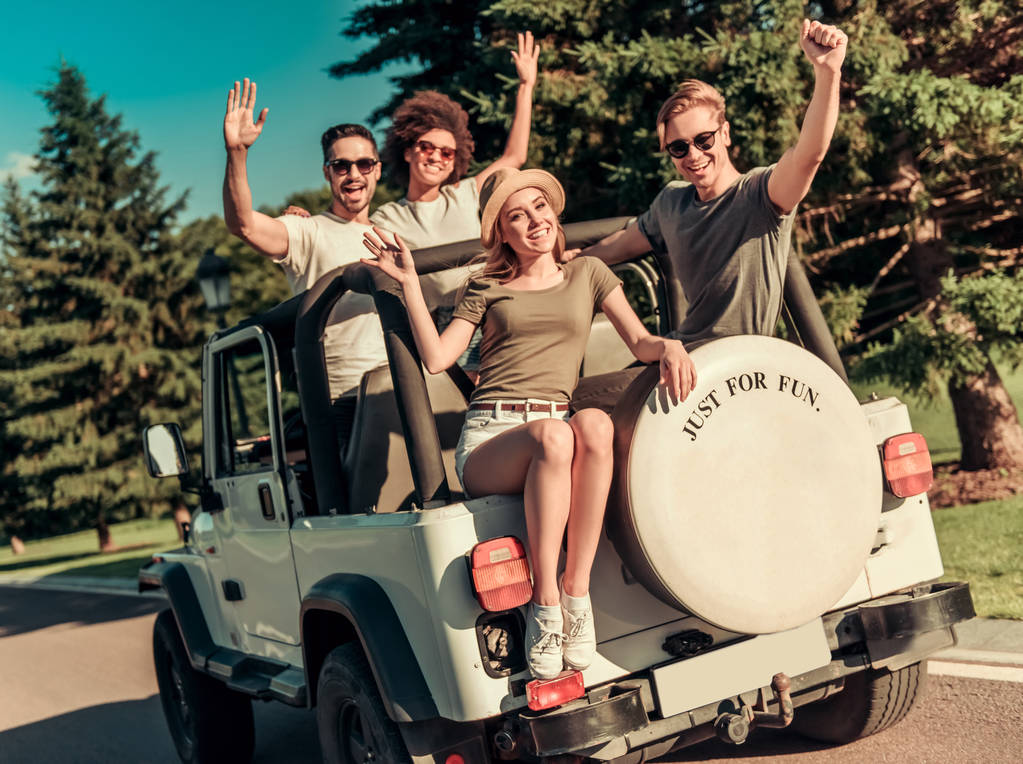 乘汽车旅行的朋友图片 乘汽车旅行的朋友图片