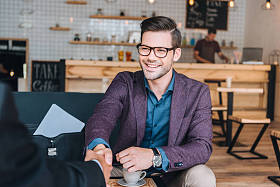 商人在咖啡馆里握手图片