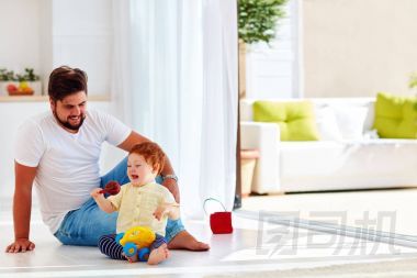 在陽光燦爛的夏天一天和父親在家里玩的快樂蹣跚學(xué)步嬰兒